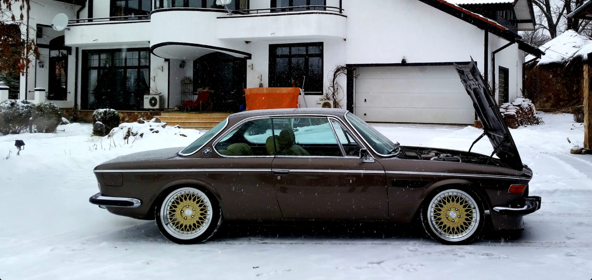 BMW E9 3.0 CS in snow